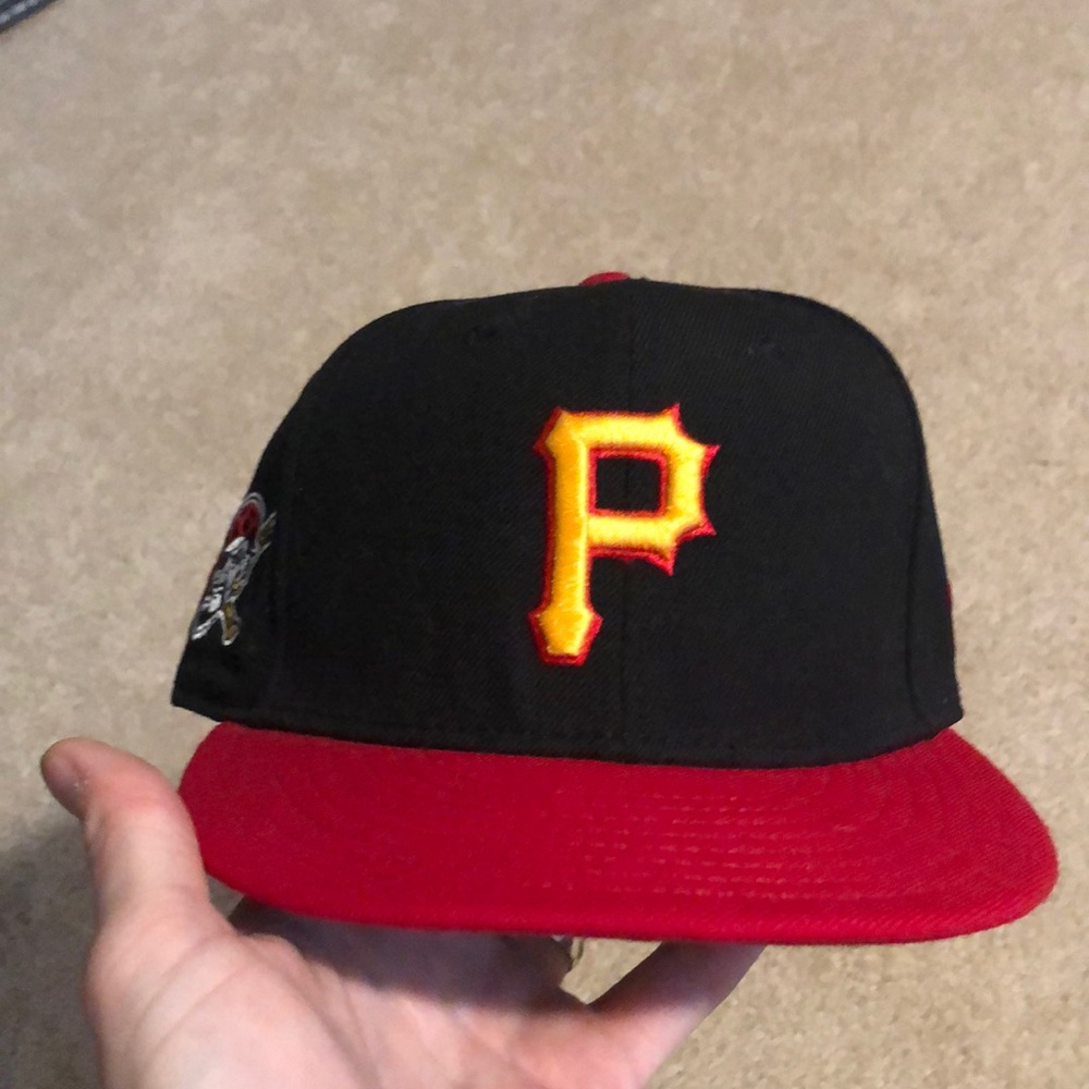 Brand New with tags Pittsburgh Pirates Snapback. Mint condition
